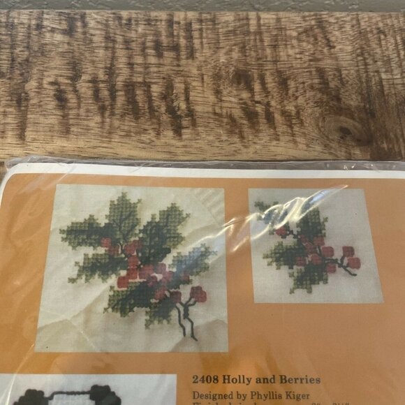 The Creative Circle Cross Stitch #2408 #2408 Holly And Berries, Playful Panda - Picture 5 of 7